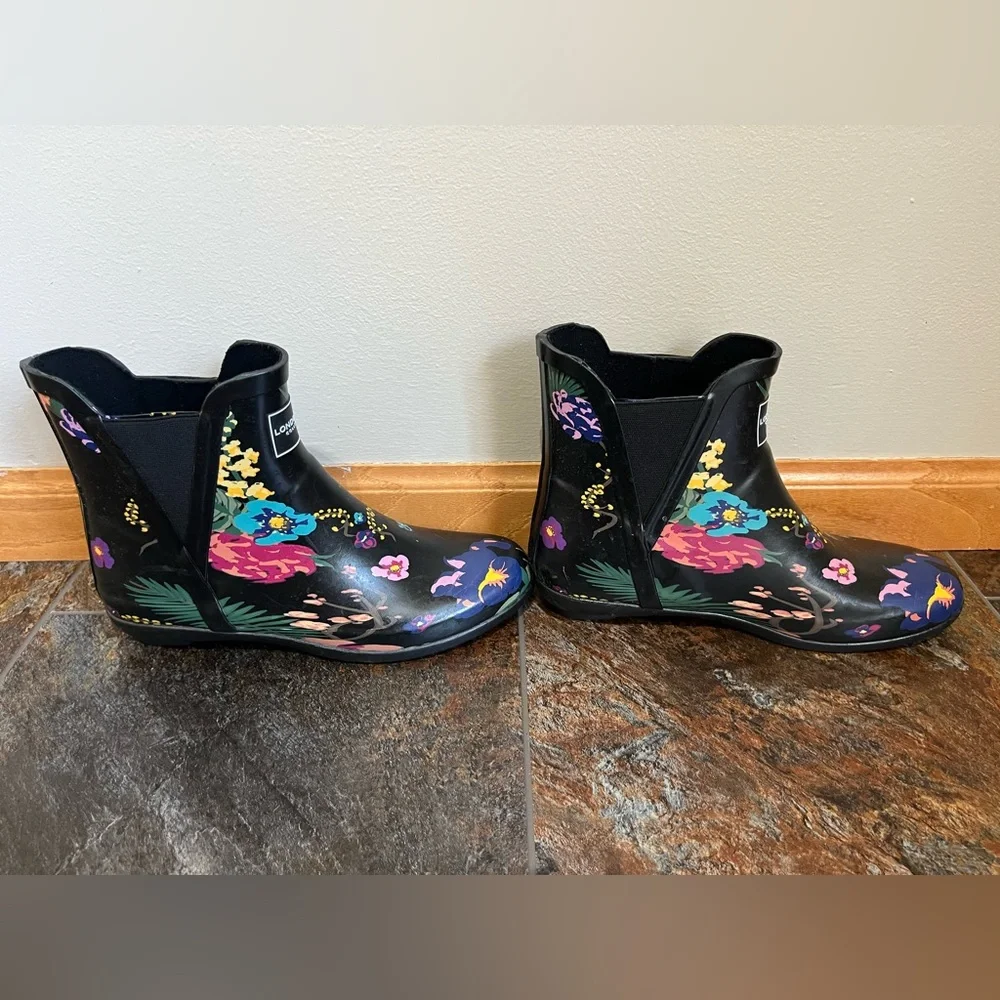 Women’s London Fog black floral Piccadilly waterproof pull on rain boot. Size 8